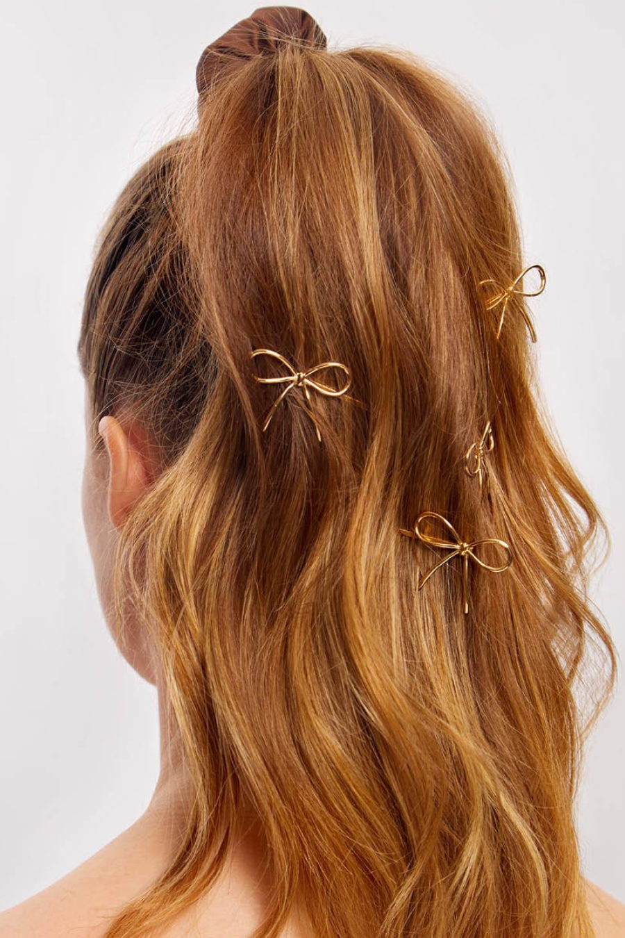 girl wearing rose gold bobby pins in her ponytail