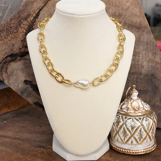 Chunky Chain Necklace with A Large Pearl