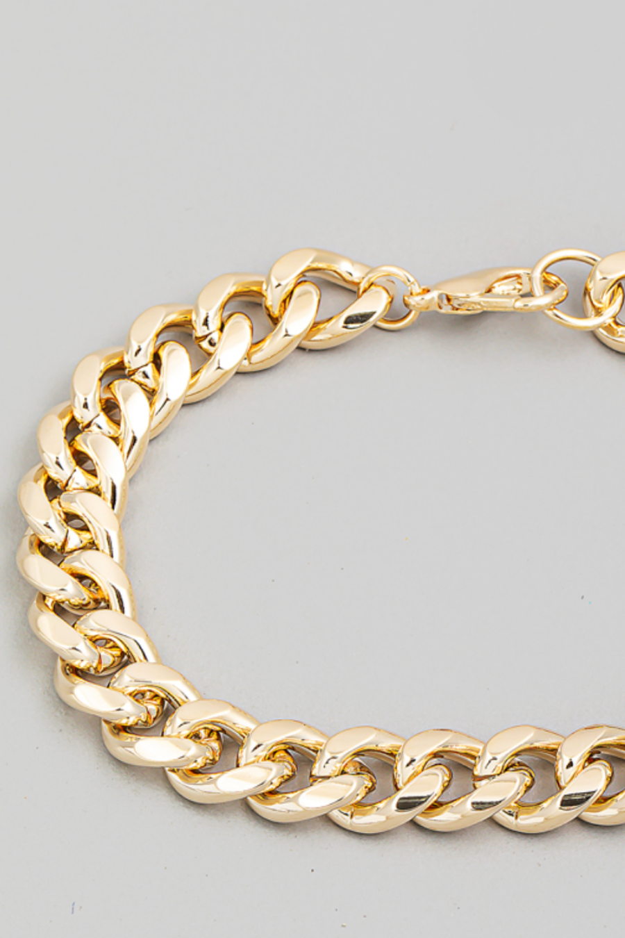 flat la close up view of Aniston chain bracelet with lobster claw closure
