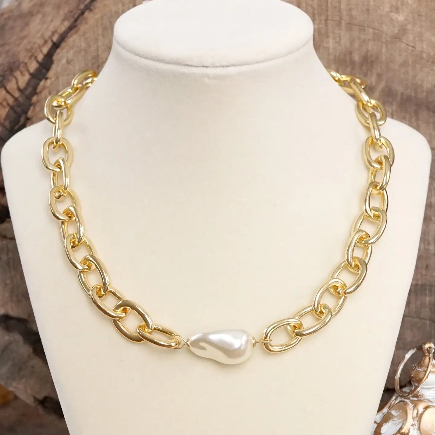 Chunky Chain Necklace with A Large Pearl