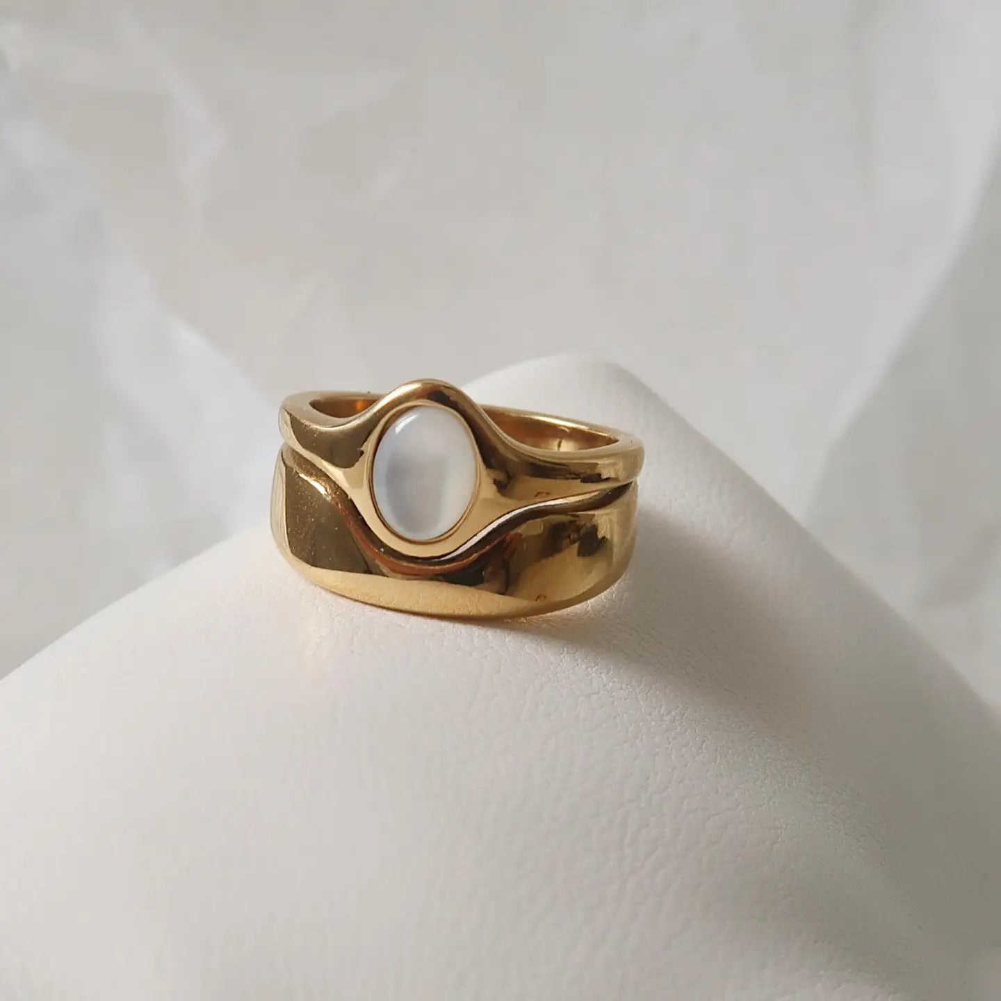 Alouette 18K Gold Non-Tarnish Stone Wave Ring