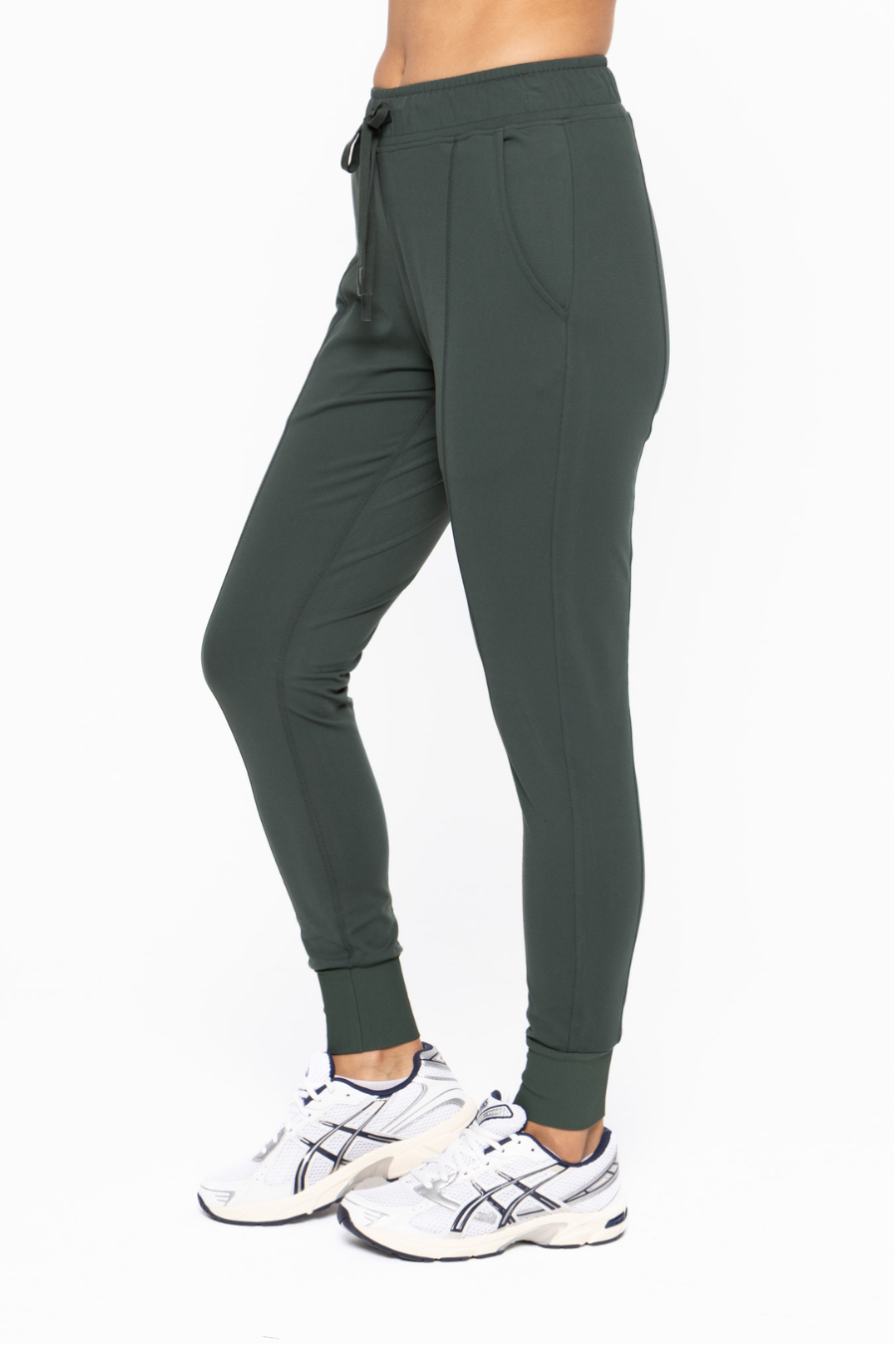 close up side view of Murphy slim fit jogger in the color forest 