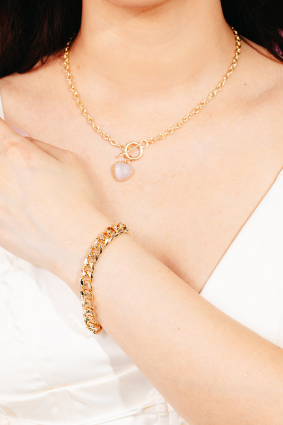 model is wearing aniston chain bracelet on her wrist 