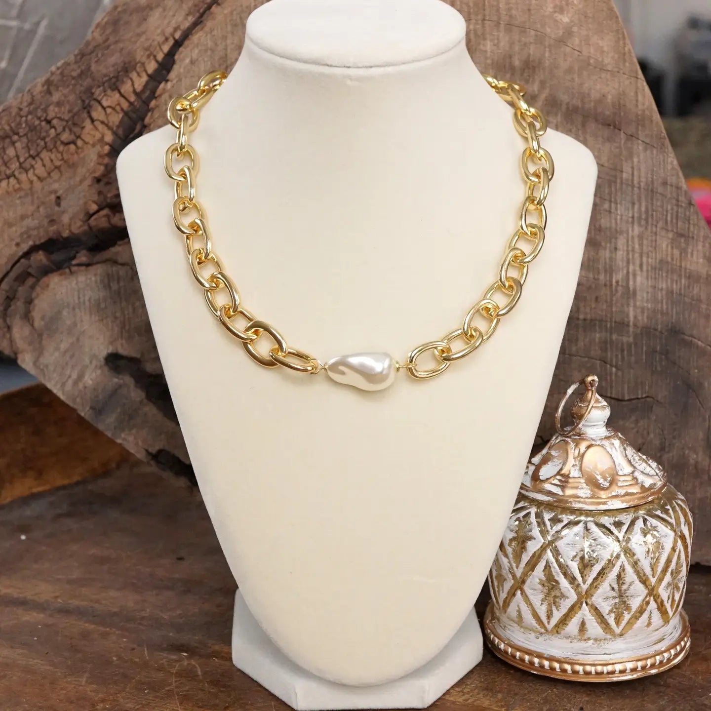 Chunky Chain Necklace with A Large Pearl