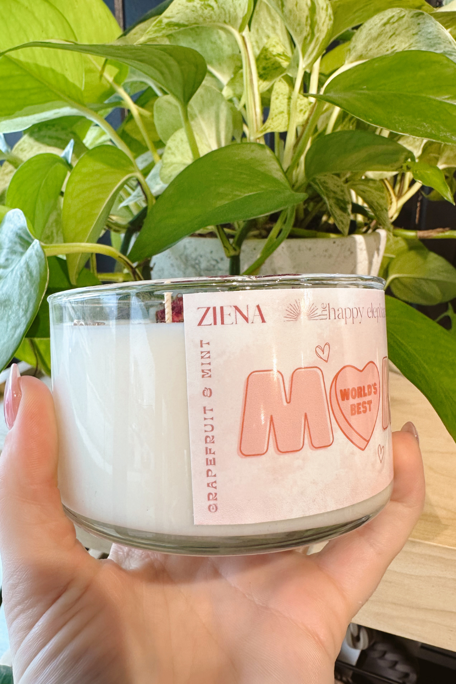 a closer look at the world's best mom candle 