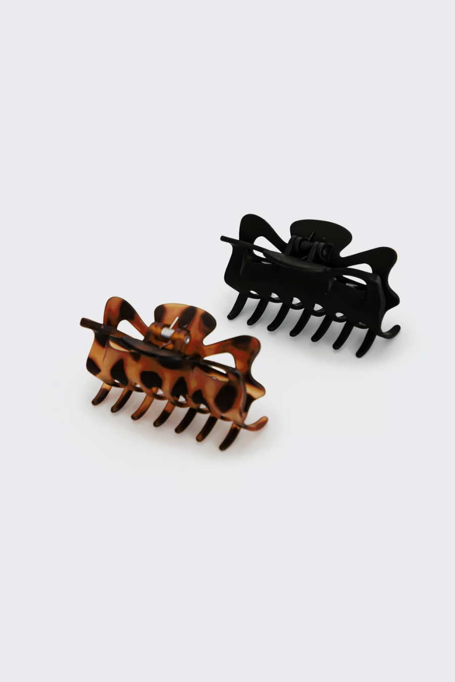 black and tortoise color claw clips on white background