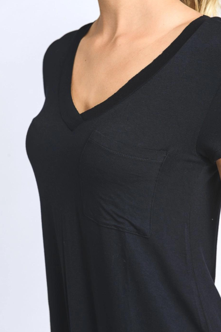 close of pocket on the longline v neck everyday tee in black 
